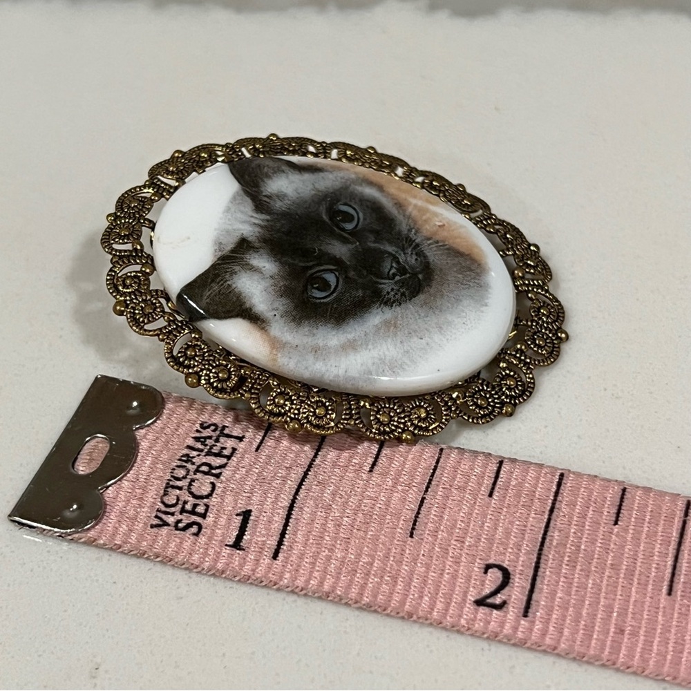 Vintage Siamese Cat Cameo Western Germany Brooch Gold Tone‎ Cat Pin Swiftie - Picture 9 of 10